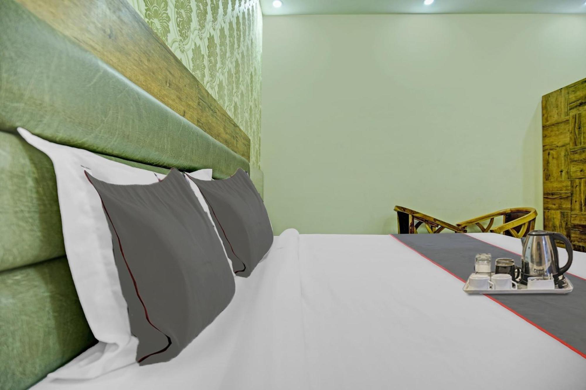 Collection O Rd Hotel Zirakpur Esterno foto